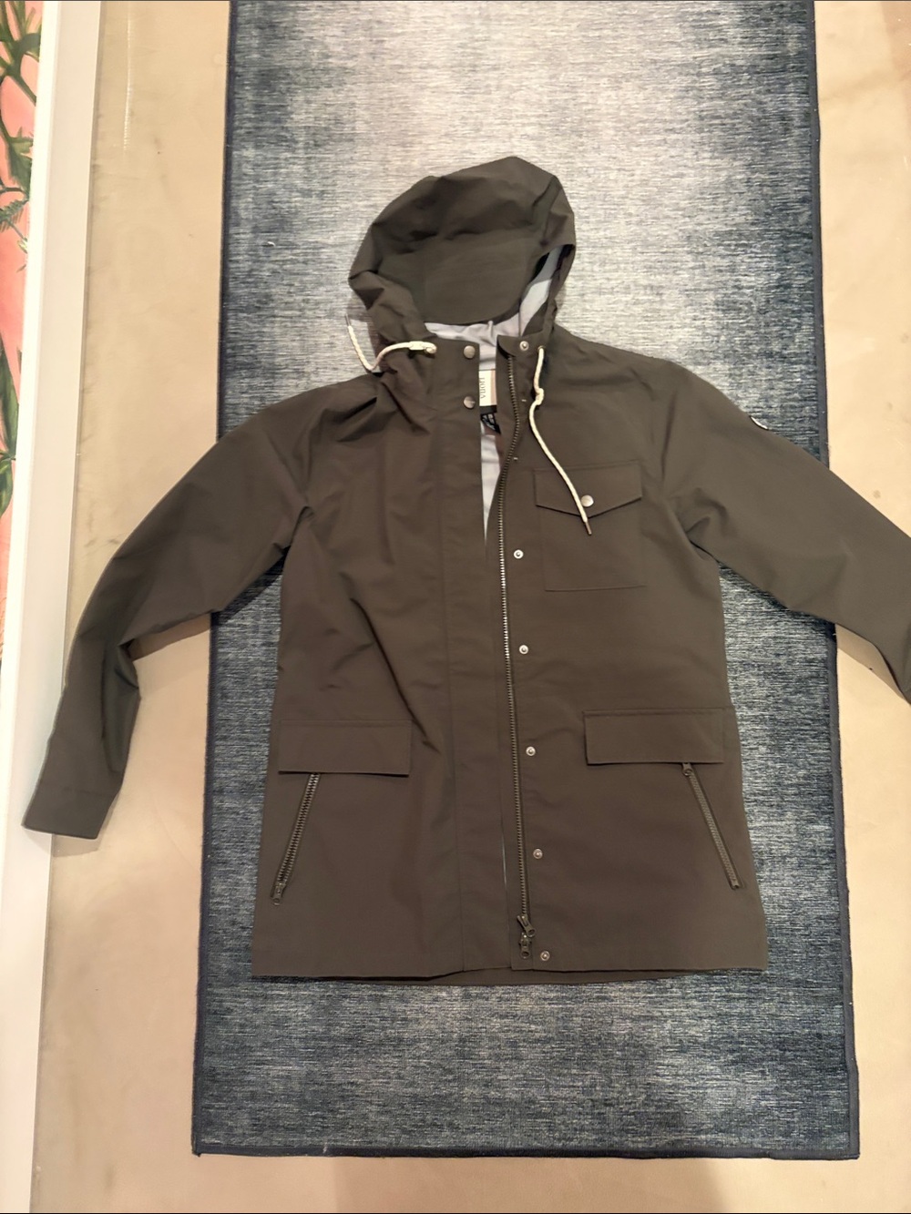 Women’s vuori Hooded Shell Jacket in Olive Green